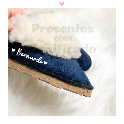 Pantufas azul escuro com interior peludo branco e nome Bernardo em branco