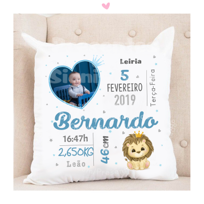 Travesseiro personalizado branco com informações de nascimento de bebé e foto dentro de coração azul