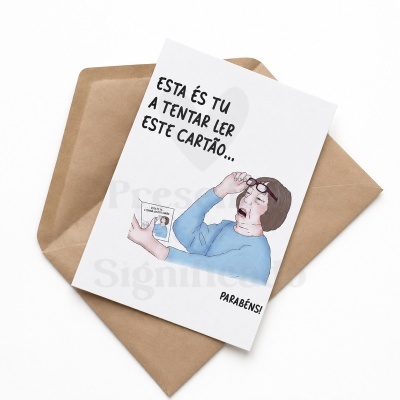 Cartão branco com ilustração de mulher a ler cartão menor, texto em português e envelope castanho claro.