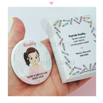 Botão personalizado com ilustração e texto ao lado de embalagem decorada com lápis coloridos