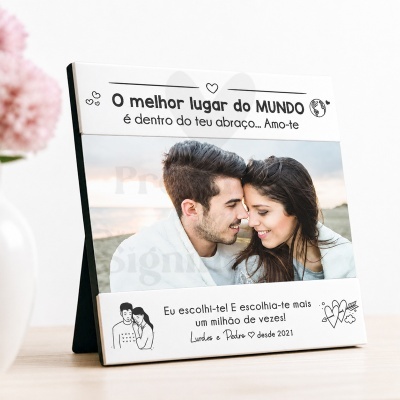Placa de mesa com foto de casal e texto romântico em português