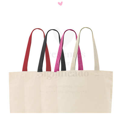 Quatro sacos de tecido cru com alças coloridas em fundo branco e coração rosa