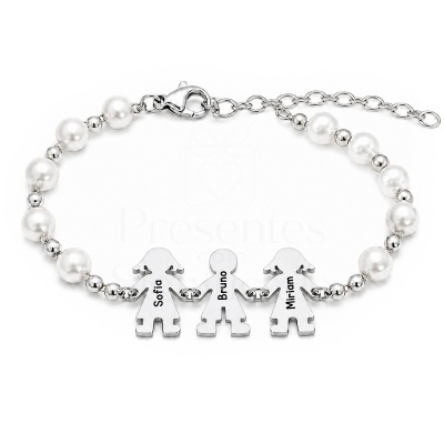 Pulseira de contas peroladas com pingentes metálicos em forma de bonecos com nomes gravados