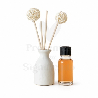 Conjunto de difusor de aroma com frasco de vidro e vaso branco com paus de vime.
