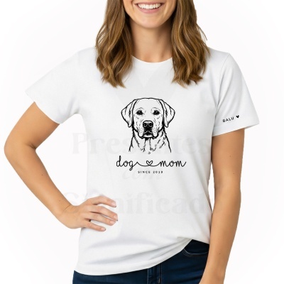 T-shirt branca com desenho de cão Labrador e textos em preto