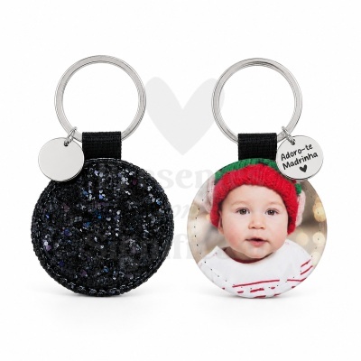 Porta-chaves redondos, um preto brilhante outro com foto de bebé e medalha com texto