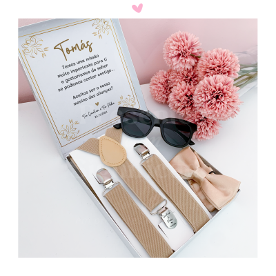 Conjunto de suspensórios, gravata borboleta, óculos de sol e flores decorativas cor-de-rosa