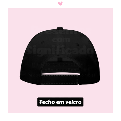 Boné preto com fecho em velcro visto de trás sobre fundo rosa