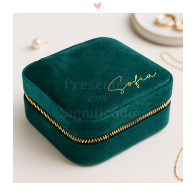 Estojo verde de veludo com fecho dourado e texto Sofia