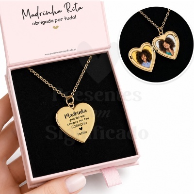 Colar de medalhão dourado em caixa rosa com texto personalizado para madrinha