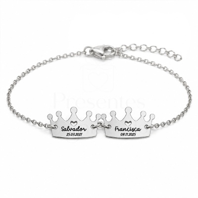 Pulseira em metal prateado com duas coroas gravadas com nomes e datas