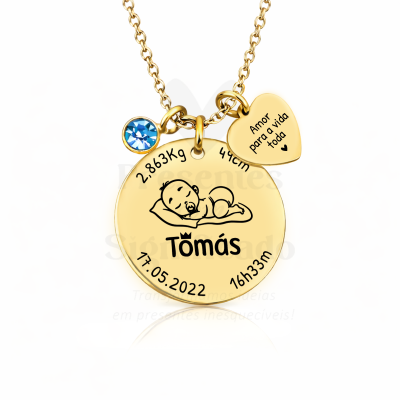 Colar dourado com medalhão gravado com informações do bebé e pendente de coração com frase.