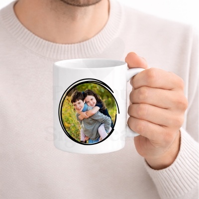 Caneca branca com fotografia de duas crianças numa moldura circular