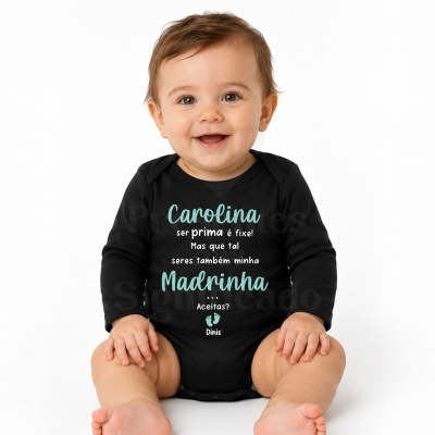 Bebé com body preto de manga comprida com texto personalizado em azul e branco sentado