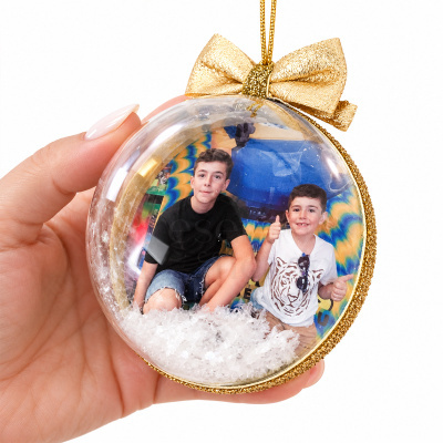 Ornamento de Natal transparente com foto de duas crianças e laço dourado
