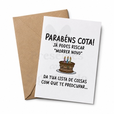 Cartão de felicitações com texto e ilustração de bolo com velas, envelope castanho no fundo branco