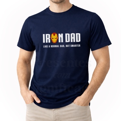 T-shirt azul escura com texto Iron Dad e frase em branco, usada por homem com calças bege