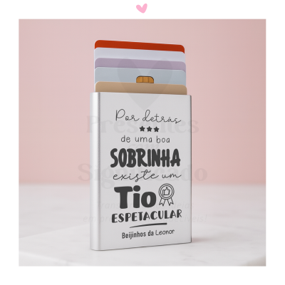 Carteira metálica prateada com texto em português e cartões coloridos