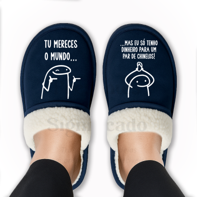 Chinelos azuis com interior branco peludo e texto divertido
