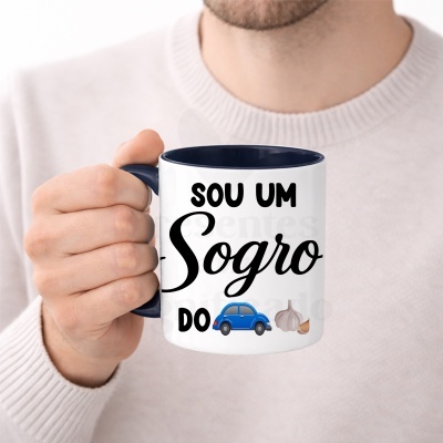 Caneca branca com texto e ícones coloridos, segurada por uma mão masculina