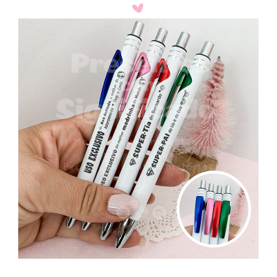 Quatro canetas brancas com clipes coloridos em azul, rosa, vermelho e verde seguradas por uma mão, com texto impresso preto.