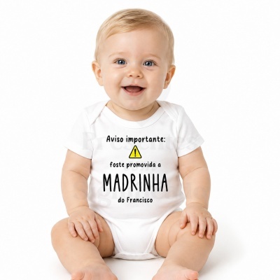 Bebé a sorrir vestido com body branco com texto em preto e amarelo