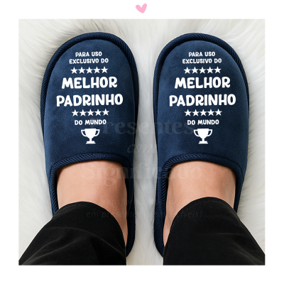 Chinelos azuis com texto branco para padrinho, sobre fundo felpudo branco.