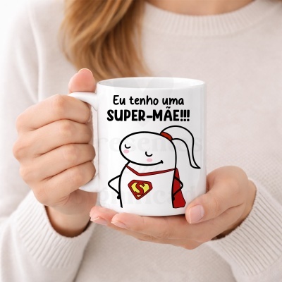 Caneca branca com frase e desenho de personagem estilo cartoon vestida de super-heroína.
