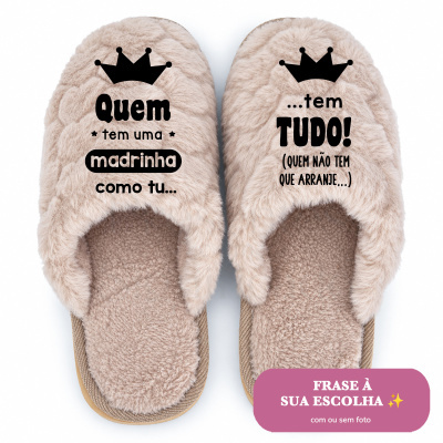 Chinelos flanelas bege claro com texto em português e coroa preta