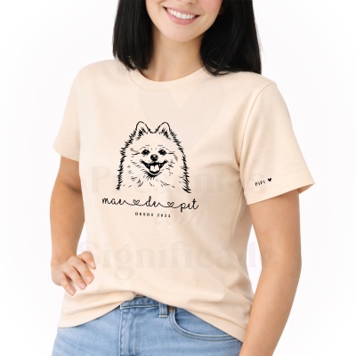 T-shirt bege com desenho de cão e texto de pet