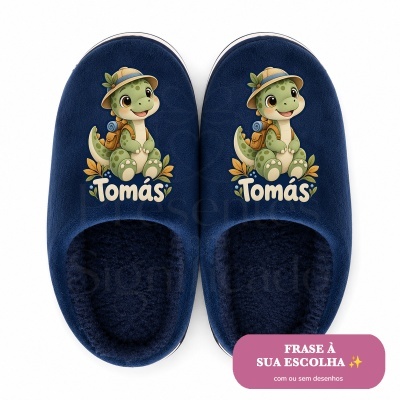 Pantufas azuis com dinossauro e nome Tomás