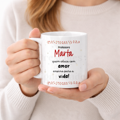 Caneca branca com mensagem personalizada para professora Marta em letras vermelhas e pretas com detalhes vermelhos