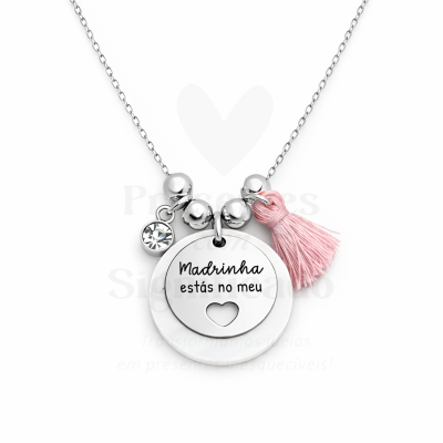 Colar prateado com pendente redondo gravado e tassel rosa
