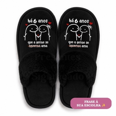 Chinelos pretos com ilustração de casal e frase em branco
