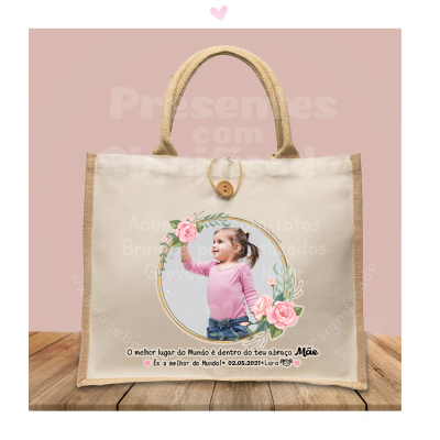 Mala de tecido com alças de corda, botão de madeira e impressão personalizada com foto e texto para mãe.