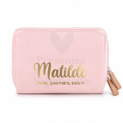 Estojo rosa com fecho de correr e texto dourado Matilde forte, guerreira, bela
