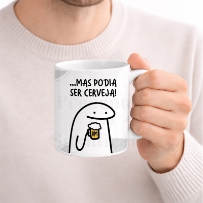 Caneca branca com texto humorístico e ilustração de personagem segurando cerveja
