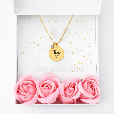 Colar dourado pendente redondo Tia 5★ em caixa com rosas cor-de-rosa e confetes dourados