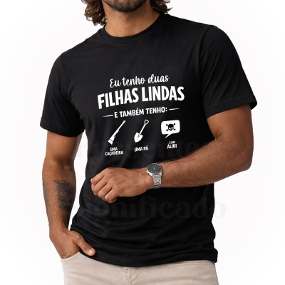 T-shirt preta com texto branco sobre filhas e itens ilustrados.