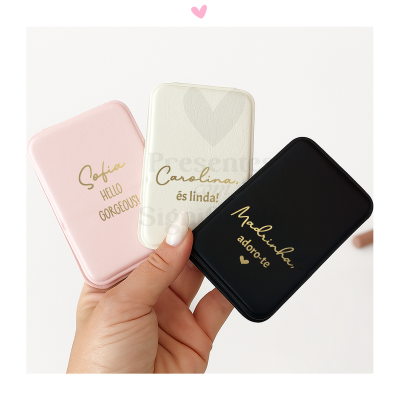 Power banks rosa, bege e preto com textos personalizados em dourado