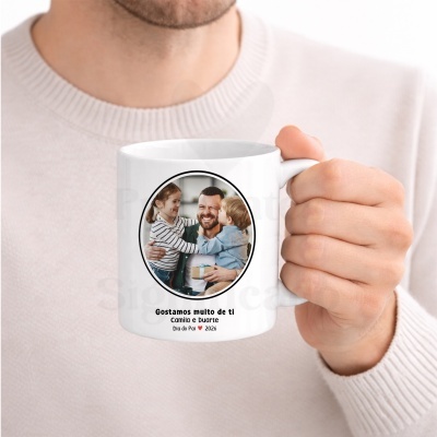 Caneca branca com foto personalizada e texto de Dia do Pai em português.