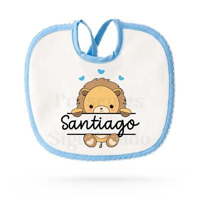 Babete branco com borda azul e desenho de leão com nome Santiago