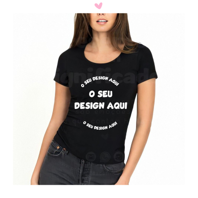 Mulher com t-shirt preta com texto branco 'O SEU DESIGN AQUI' e calças jeans cinzentas