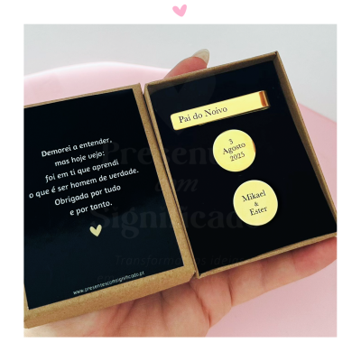 Conjunto de placa e medalhas douradas em caixa castanha com mensagem em fundo preto