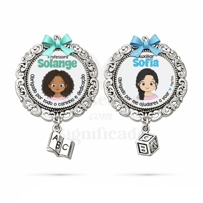 Porta-chaves em metal com molduras decoradas e caricaturas femininas, laços azuis ou verdes e textos de agradecimento.