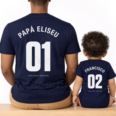 Camisetas azuis com textos personalizados de pai e bebé vistas de costas