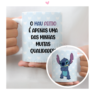 Caneca branca com padrão azul claro de corações com texto em português e imagem do personagem Stitch