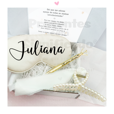Máscara de dormir com nome Juliana, caneta dourada, presilha de pérolas e uma tira branca numa caixa branca