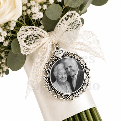 Bouquet de flores brancas com laço de renda e medalhão com fotografia de casal idoso