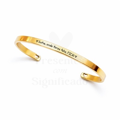 Pulseira dourada com gravação personalizada e recortes de coração nas extremidades